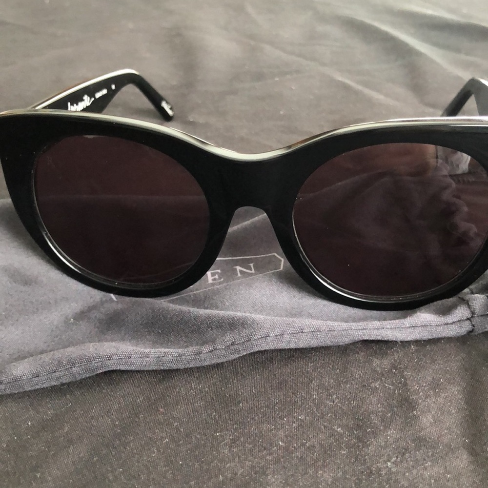 Raen Optics Durante Black Frame Grey Lense Sunglasses w soft carry case